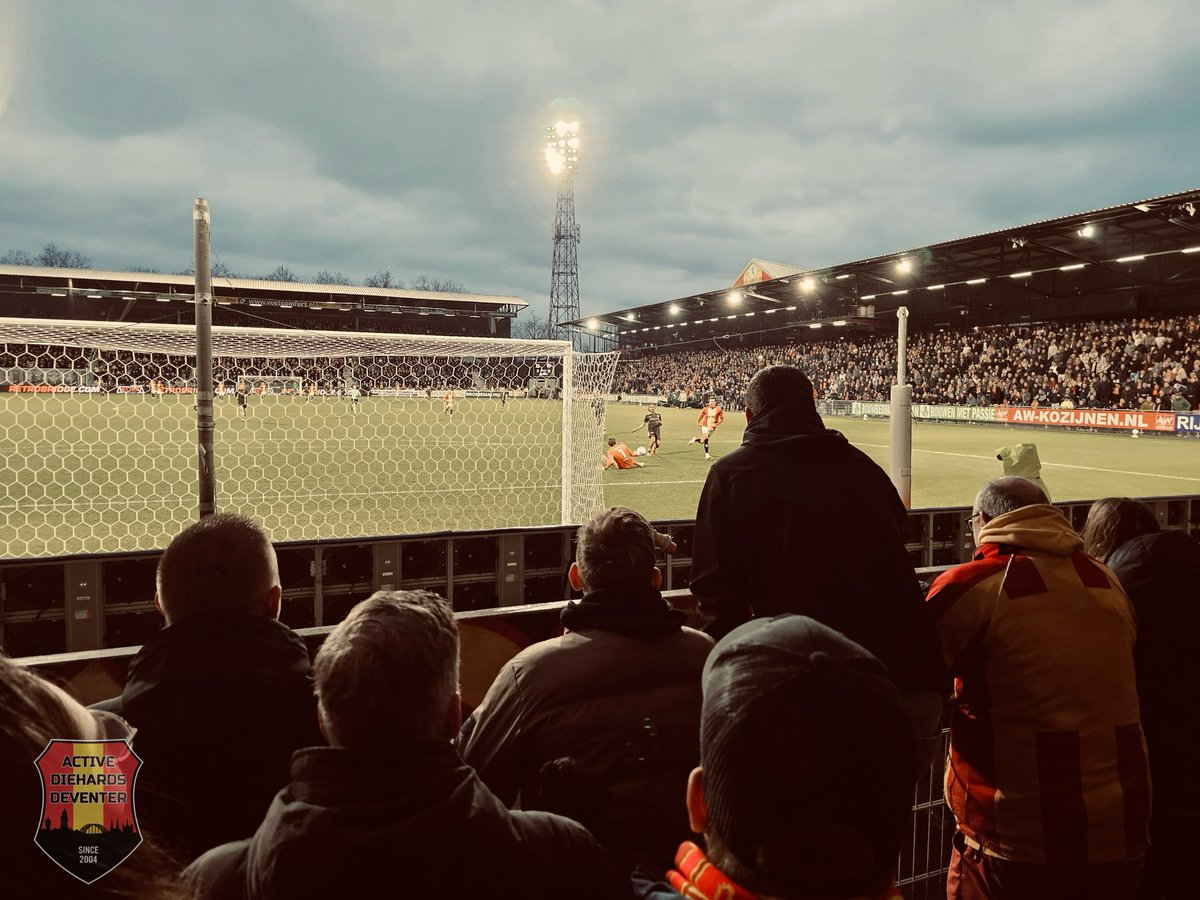 𝗙𝗢𝗧𝗢𝗩𝗘𝗥𝗦𝗟𝗔𝗚 📸

Go-Ahead pakt een punt tegen FC Utrecht (2-2). In ons fotoverslag op de website zie je o.a. de making-off van het spandoek. 

Bekijk het verslag en de foto’s via:
sfeerteamadhd.nl/fotoverslag-go…

#GAEutr #ActiveDieHardsDeventer #GoAheadEagles #Kowet #Deventer