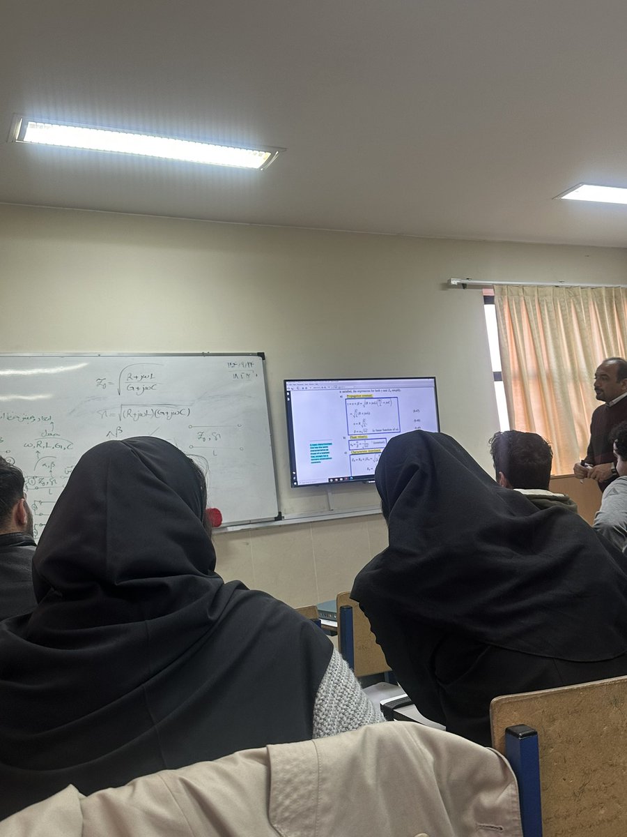 mahdiakbari_k's tweet photo. باز تو این کلاسیم و چیزی نمیفهمیم 🧐
@Ata_dry 
@erfan_ranj7 https://t.co/dZ5aTXK2hH
