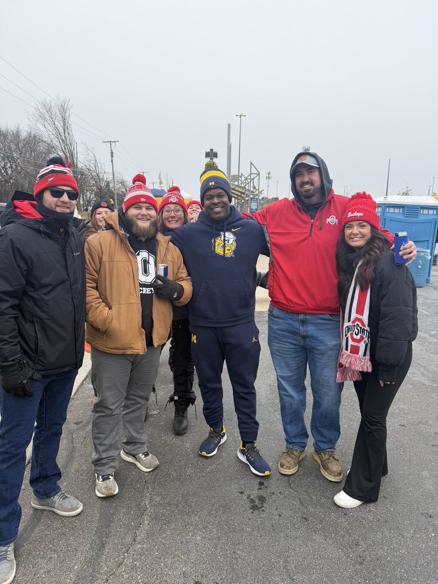 Invited some cool Buckeye fans to the tailgate. They had a blast and we had some good conversations. Some of us can get along🤝..... But some of you are trash on both sides