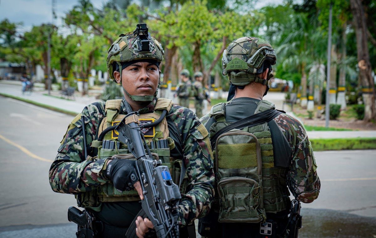 ejercito_cedoc's tweet photo. El liderazgo de un comando se siente en la calma antes de la misión y en la fuerza durante ella. Son líderes que elevan a su equipo, enfrentan el riesgo con carácter y mantienen viva la misión: proteger a Colombia.

#LíderesEJC https://t.co/10iY7JIE6C