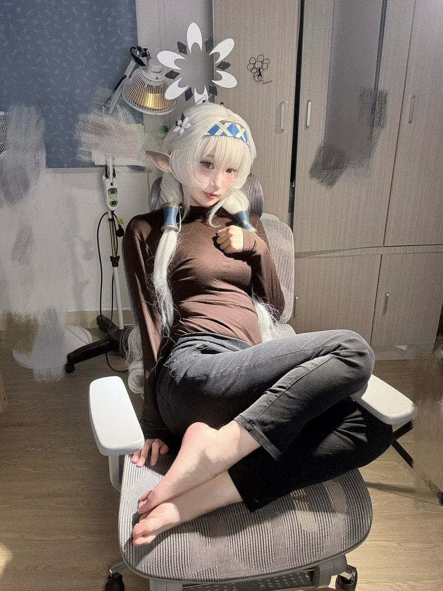 灯塔水母溪溪<a href="/xixi19980728/">Amaris灯塔水母溪溪</a> 不愧是下贱骚婊，主动把自己展示淫脚肥臀的露脸照片发出来供男粉射屏，小巧奶子被衣服包裹也是让人特别想上手抓揉了。虽然嘴上对开黄腔深恶痛绝，但想到被男人抓着脚踝舔脚强奸，陌生鸡巴生生肏开阴道把精液注入子宫，溪溪还是会忍不住把手伸进腿间抠挖自慰。
#意淫 #coser