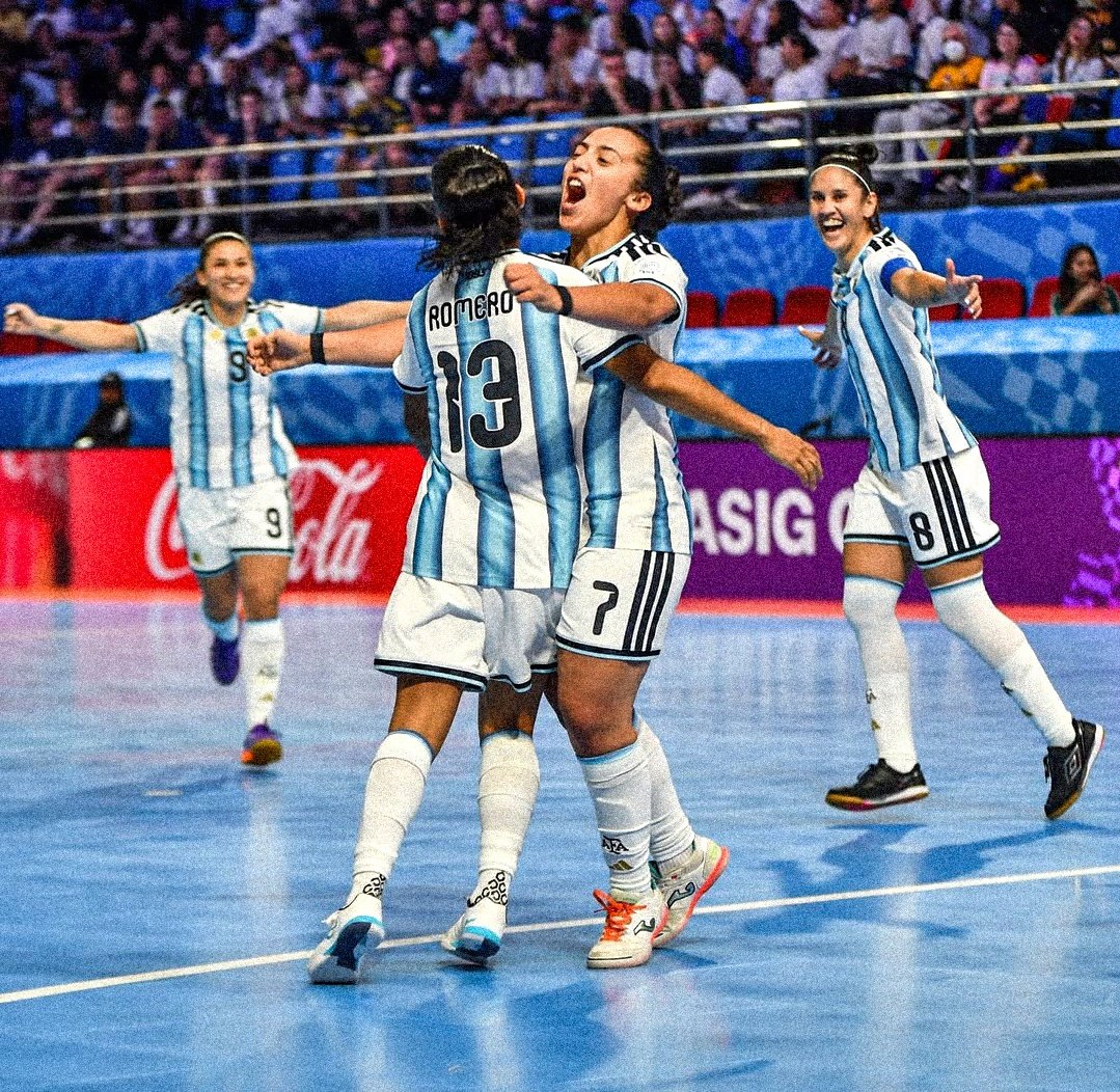 albicelesteilu's tweet photo. 🌟🇦🇷 ARGENTINA GOLEÓ ¡4-1! A COLOMBIA Y ES ¡SEMIFINALISTA! DEL PRIMER MUNDIAL DE FUTSAL FEMENINO. 

⚽️ Lucía Rossi (2), Carina Nuñez y Silvina Nava. https://t.co/x1uAO7gOTI