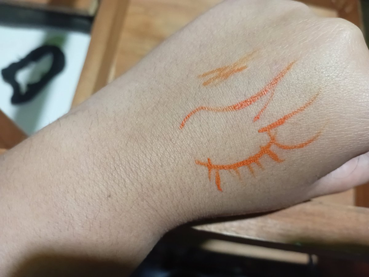 Me puse a bldear con un delineador q me compre y sin querer hice un ojo facherisimo