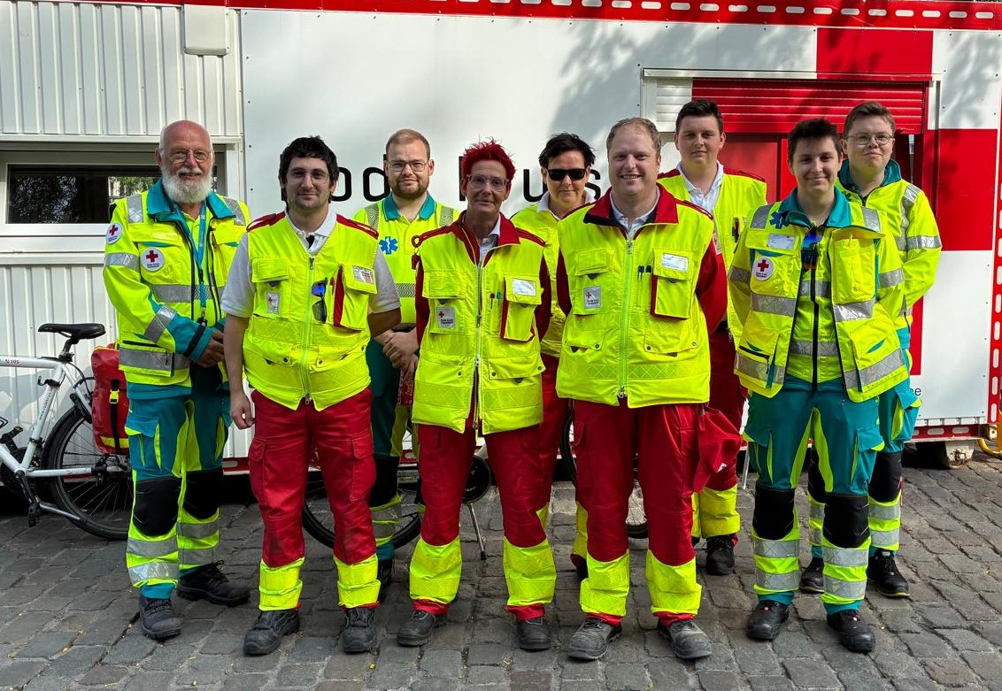 RKKortrijk's tweet photo. 🌟 Dag van de Hulpverlener 🌟
Vandaag zeggen we een dikke dankjewel aan alle hulpverleners.
Jullie staan klaar wanneer het echt telt — met kennis, warmte en ongelofelijke inzet.
❤️ Jullie maken elke dag het verschil.
#DagvandeHulpverlener #Dankjewel #rodekruiskortrijk https://t.co/OsKoKwFL3j