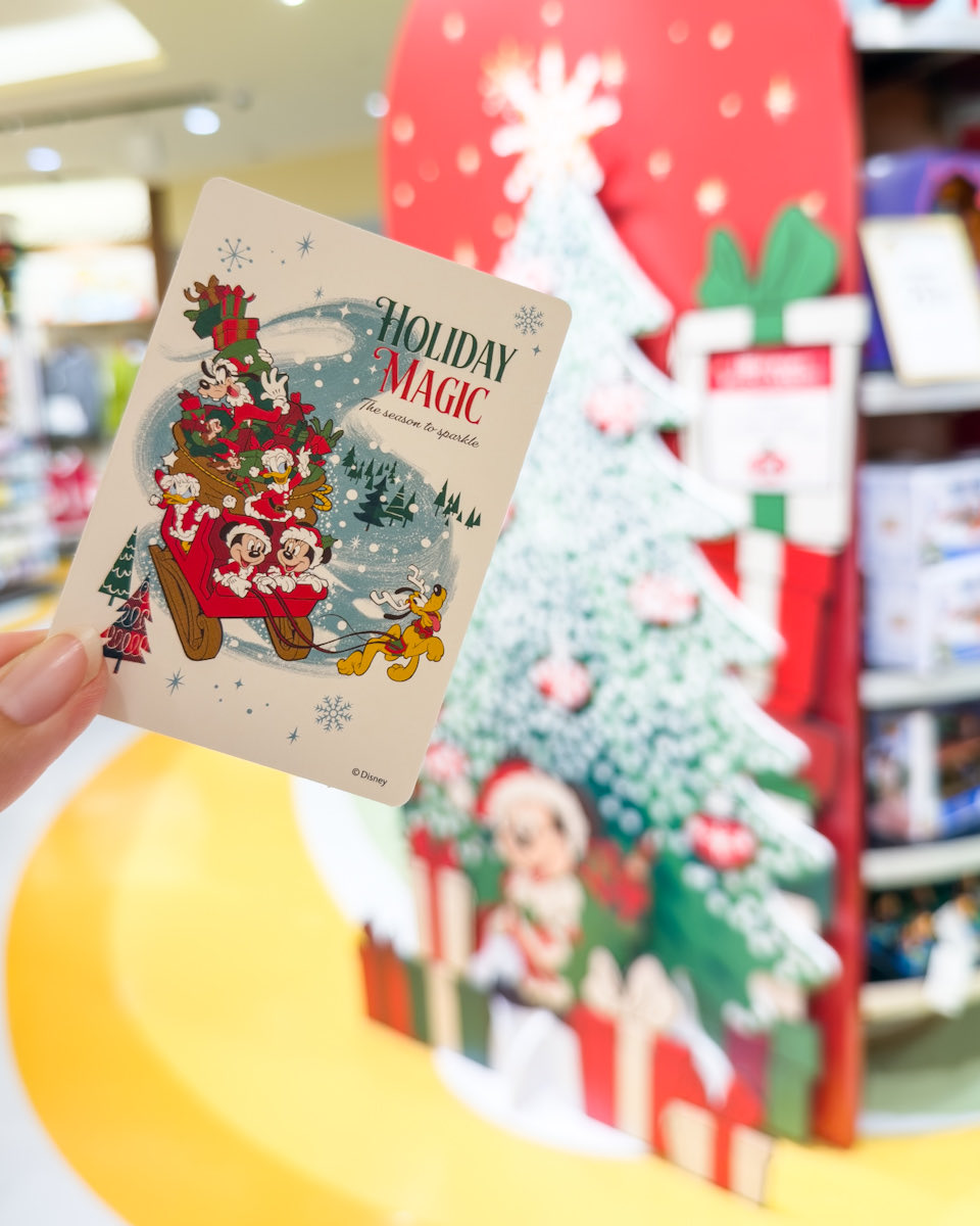 ディズニーストア キャストさんとじゃんけんでシール付きカード配布中