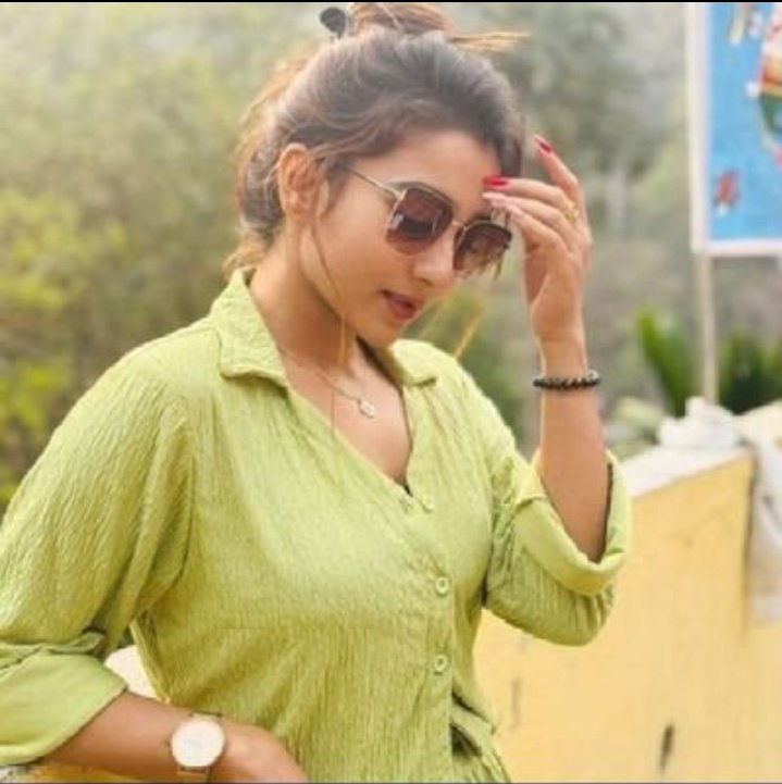 "उसूलों पे जहाँ आँच आये टकराना ज़रूरी है जो ज़िन्दा हों तो फिर ज़िन्दा नज़र आना ज़रूरी है"

नई उम्रों की ख़ुदमुख़्तारियों को कौन समझाये
कहाँ से बच के चलना है कहाँ जाना ज़रूरी है

थके हारे परिन्दे जब बसेरे के लिये लौटें
सलीक़ामन्द शाख़ों का लचक जाना ज़रूरी है

बहुत बेबाक आँखों में