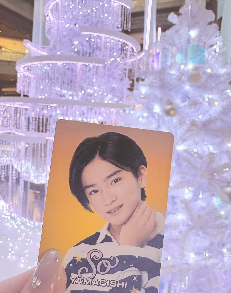 BchPr2's tweet photo. ツリーと山岸想くんでお写真撮りに行った日に色々発表されてて嬉し🫶🏻
缶バッジ…何個買おうかな笑
横アリも行けるといいな💛🩷 https://t.co/wEnKBsr4Sf