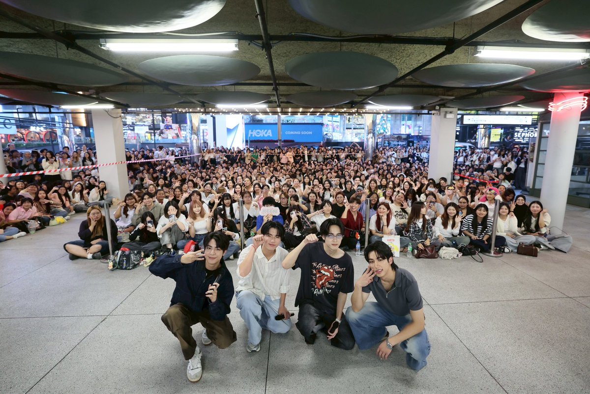 GMMTV's tweet image. ขอบคุณทุกหัวใจที่มาหากันบรรยากาศวันนี้จะไม่อบอุ่นเลยถ้าขาดรอยยิ้มและเสียงเชียร์ของทุกคน ซี–คีน–เซิร์ฟ–จาว่า ดีใจที่ได้เจอและได้แบ่งปันความทรงจำนี้กับแฟนๆน้า 

“ไหนใครว่าพวกมันไม่ถูกกัน Head 2 Head” 🤜🏻❤️🤛🏻 
ทุกวันอาทิตย์ เวลา 20:30 น. ทางช่อง GMM25 และดูย้อนหลังได้ทางแอปพลิเคชั่น…