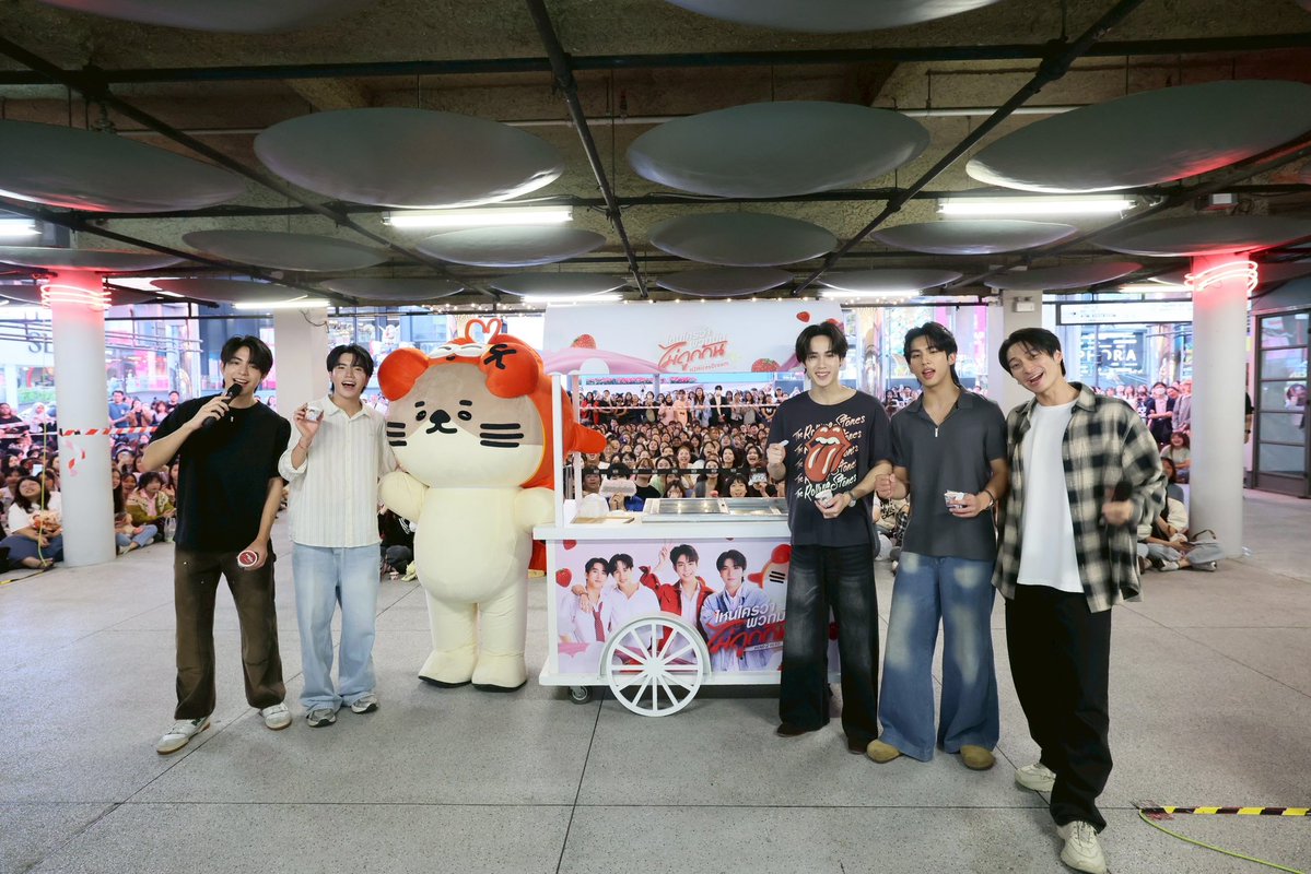 GMMTV's tweet image. ขอบคุณทุกหัวใจที่มาหากันบรรยากาศวันนี้จะไม่อบอุ่นเลยถ้าขาดรอยยิ้มและเสียงเชียร์ของทุกคน ซี–คีน–เซิร์ฟ–จาว่า ดีใจที่ได้เจอและได้แบ่งปันความทรงจำนี้กับแฟนๆน้า 

“ไหนใครว่าพวกมันไม่ถูกกัน Head 2 Head” 🤜🏻❤️🤛🏻 
ทุกวันอาทิตย์ เวลา 20:30 น. ทางช่อง GMM25 และดูย้อนหลังได้ทางแอปพลิเคชั่น…