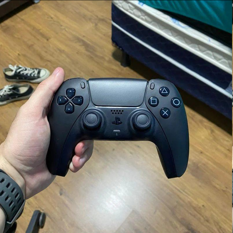 americasincera's tweet photo. 🚨 PREÇO SURREAL!! CORRE!

⭐️Controle sem fio DualSense Midnight Black
💵 De ~R$500~ por 309,90  em até 5x sem juros 😱😱 

➡️ https://t.co/CiWVnrw7NR

🎟RESGATE O CUPOM AQUI:  https://t.co/MM3DRWe61H https://t.co/euzdfNM1tD
