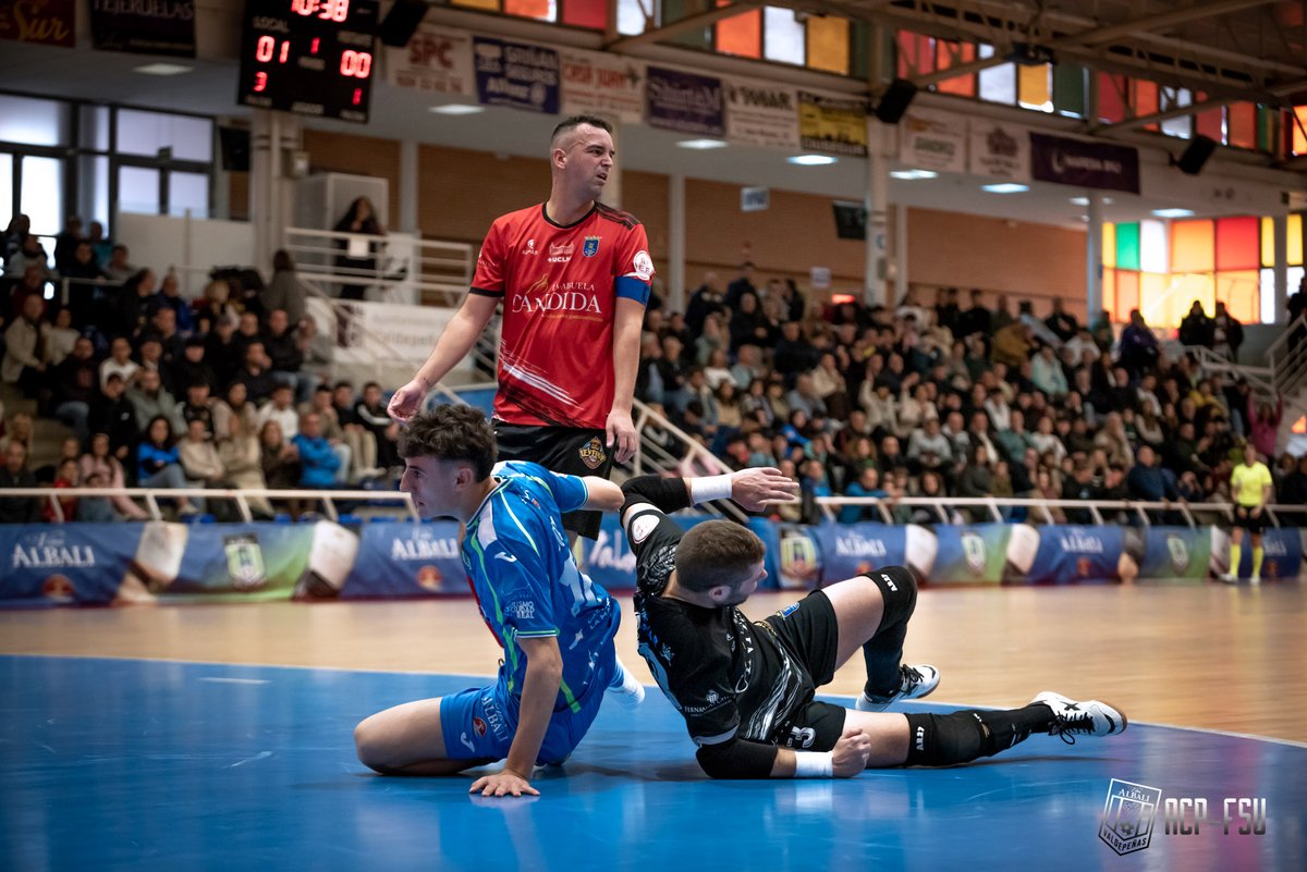 BaseAzulonaFS's tweet image. 🔵 TERCERA 🔵 

🙌 AMBIENTAZO 🙌

Ayer el Virgen de la Cabeza registraba un récord de asistencia en Tercera División con más de 800 espectadores.

Muchas gracias a los asistentes tanto de Valdepeñas como de Santa Cruz por este ambiente y su gran comportamiento de respeto 👏👏