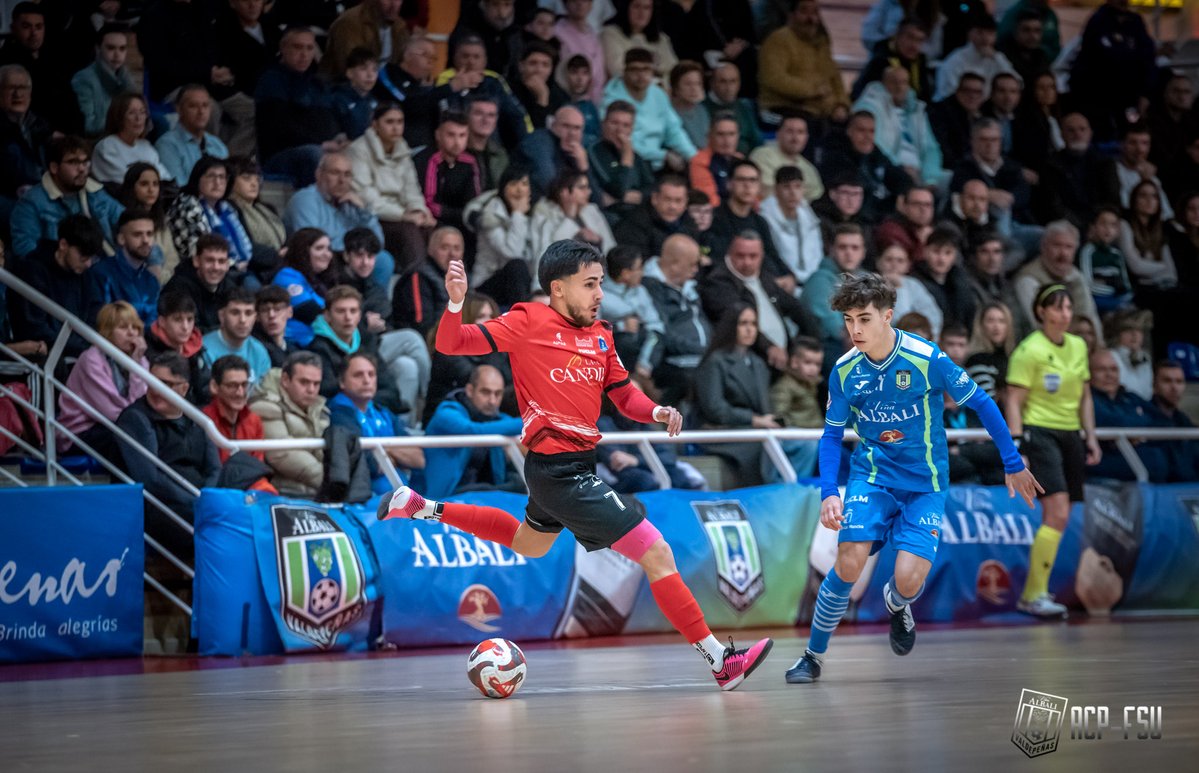 BaseAzulonaFS's tweet image. 🔵 TERCERA 🔵 

🙌 AMBIENTAZO 🙌

Ayer el Virgen de la Cabeza registraba un récord de asistencia en Tercera División con más de 800 espectadores.

Muchas gracias a los asistentes tanto de Valdepeñas como de Santa Cruz por este ambiente y su gran comportamiento de respeto 👏👏