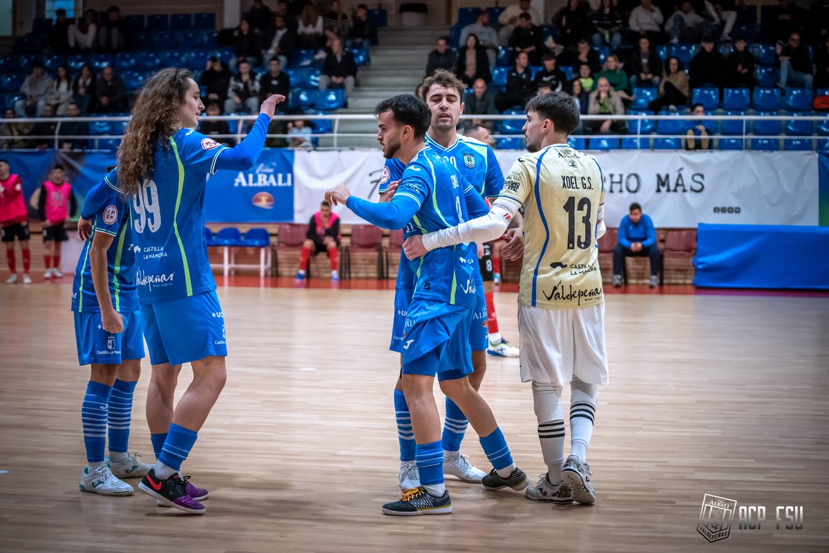 BaseAzulonaFS's tweet image. 🔵 TERCERA 🔵 

🙌 AMBIENTAZO 🙌

Ayer el Virgen de la Cabeza registraba un récord de asistencia en Tercera División con más de 800 espectadores.

Muchas gracias a los asistentes tanto de Valdepeñas como de Santa Cruz por este ambiente y su gran comportamiento de respeto 👏👏