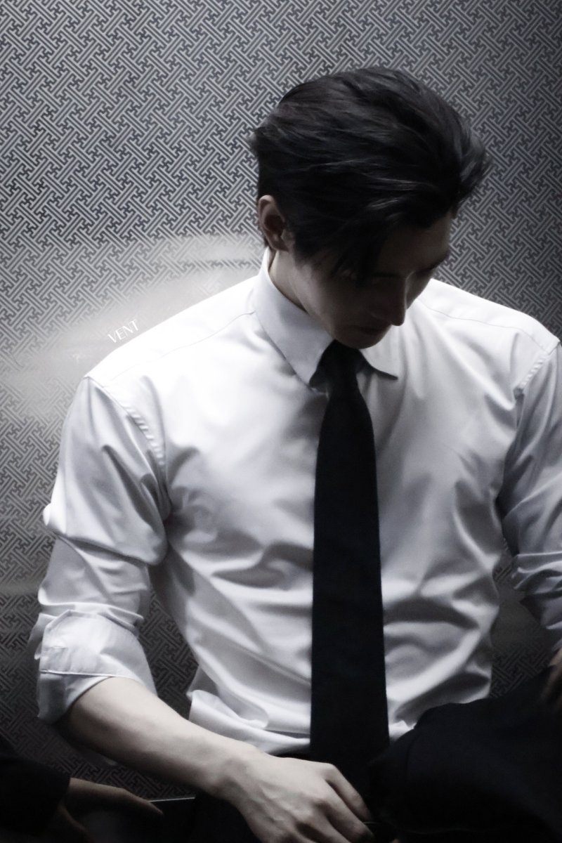 1208bluw's tweet image. this sunghoon pic such a wattpad cover material