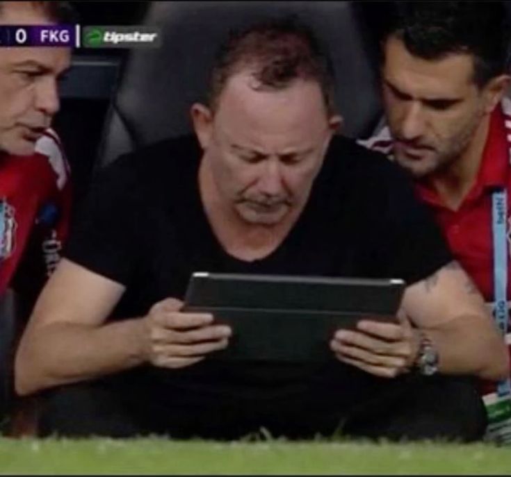 Toplu taşımada telefonu açtığımız an çevredekilerin bizim ekrana kitleniş