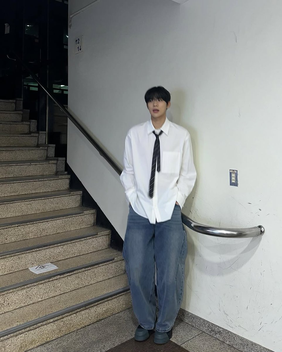 “청바지_ _”,  so ensemble skillfully blends classic sophistication with modern, a casual ease. An air of nonchalant chic, adding an element of playful rebellion to his otherwise sharp attire.