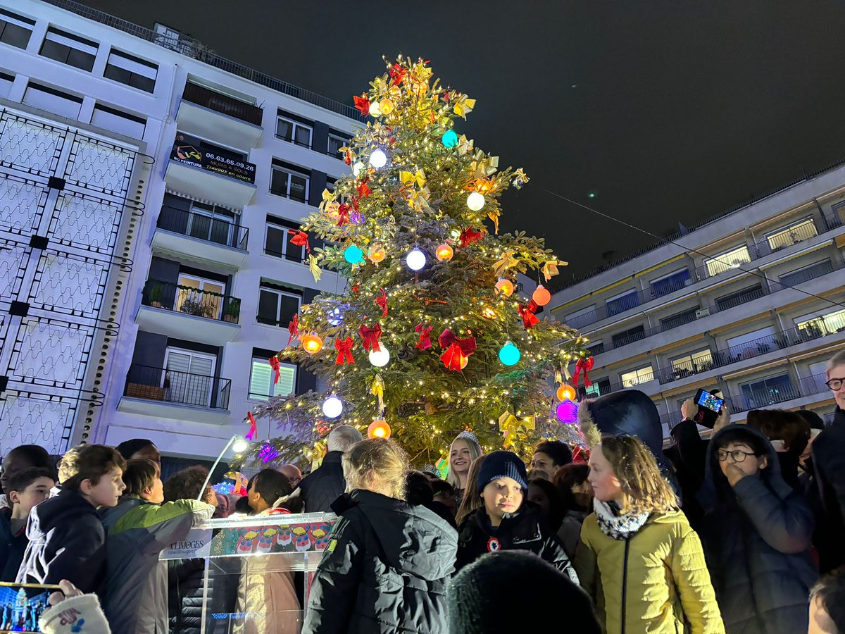 #RetourEnImages | ✨ Vendredi, William Augu, directeur de cabinet du préfet de la #HauteVienne, a participé au lancement féérique des illuminations de la ville de #Limoges.

🎄 Il a ensuite assisté à l’inauguration du marché de Noël, place de la République.

🎁 Une soirée