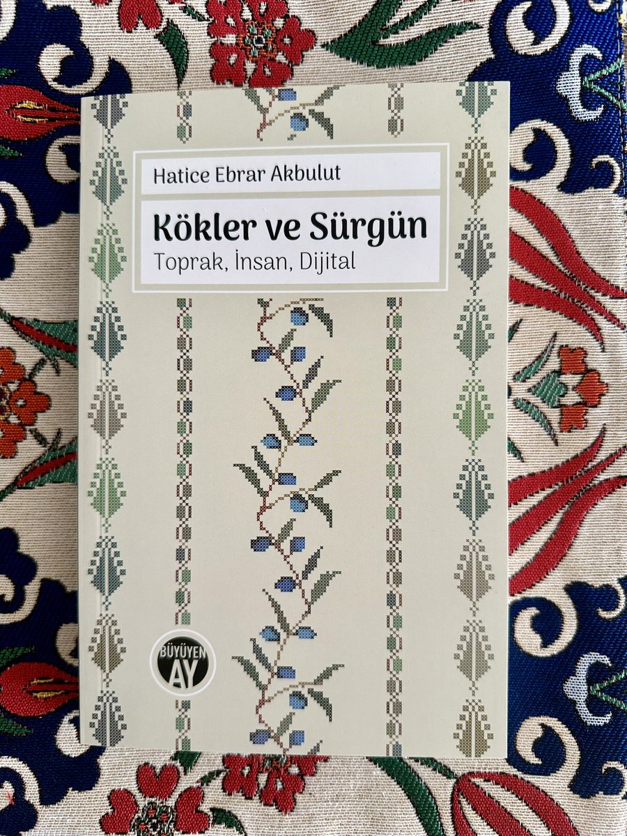 Merhaba Dostlar;

Yine bir güzel kitap çekilişi ile karşınızdayım...
Gerçekten çok güzel bir kitap.

Hatice Ebrar Akbulut'un“ Kökler ve sürgün ” adlı kitabını hediye ediyoruz.

👉Katılma şartları

🔴 Hesabımı  ve <a href="/haticebrarr/">Ebrar Akbulut</a> hesabını takip edin.
🔴Gönderiyi retweet ve beğeni