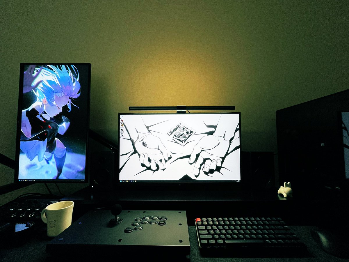 KAI_WISTERIA's tweet photo. やっと新居でPCが動くようになったぞ
配線きれいにしなきゃ！ https://t.co/znEOfEBlLN