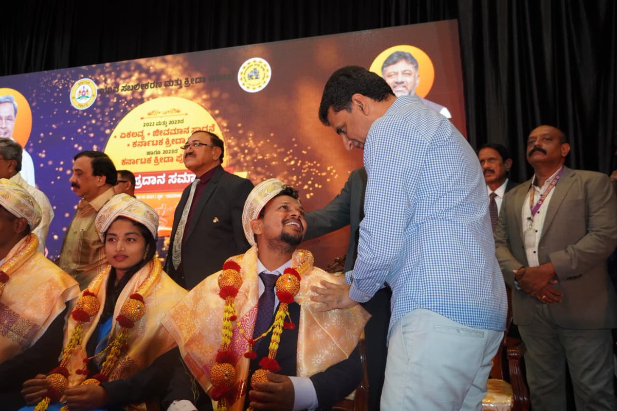 ArshadRizwan's tweet photo. Glimpses from the prestigious event at Yuvanikā Auditorium, attended along with Hon’ble Chief Minister Shri Siddaramaiah, for the presentation of the Ekalavya, Lifetime Achievement, Karnataka Kreeda Ratna and Karnataka Kreeda Poshaka Awards.

ಯುವನಿಕಾ ಸಭಾಂಗಣದಲ್ಲಿ ಹಮ್ಮಿಕೊಂಡಿದ್ದ ಏಕಲವ್ಯ, ಜೀವಮಾನ ಸಾಧನೆ, ಕರ್ನಾಟಕ ಕ್ರೀಡಾ ರತ್ನ ಹಾಗೂ ಕರ್ನಾಟಕ ಕ್ರೀಡಾ ಪೋಷಕ ಪ್ರಶಸ್ತಿ ಪ್ರದಾನ ಸಮಾರಂಭದಲ್ಲಿ ಮುಖ್ಯಮಂತ್ರಿಗಳಾದ ಶ್ರೀ ಸಿದ್ದರಾಮಯ್ಯ ಅವರೊಂದಿಗೆ ಪಾಲ್ಗೊಂಡೆನು