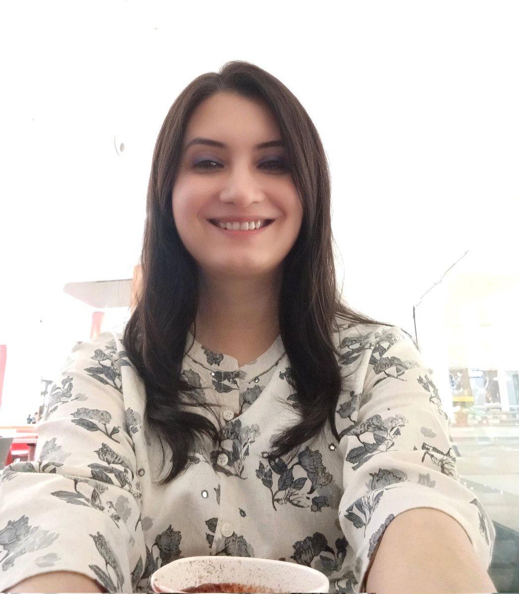 It's beginning to look a lot like Christmas! কলকাতার বড়দিন মানে সেন্ট পলসের নীরব আকাশে ভেসে ওঠা ঘণ্টাধ্বনি, মধ্যরাতের প্রার্থনার আলো-ছায়া আর ক্যারলের মৃদু সুরে নেচে ওঠা শীতের শহর। নিউ মার্কেট ভরে ওঠে নাহুমের প্লাম কেক ও ব্রাউনির উষ্ণ গন্ধে। পার্ক স্ট্রিটে আলো ঝলমল।