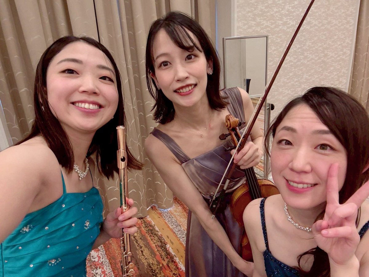 shiOlivia087's tweet photo. 東京香川県人会の定期総会にてオープニングコンサートをさせていただきました🎶讃岐弁が飛び交って、香川にいるかのような気持ちに🥰地元だいすきなshiOliviaは大興奮でした✨うどんだけじゃない香川県。人のあたたかさは、まさにかけうどん！！！ありがとうございました🌊 https://t.co/WaU2vetPaq