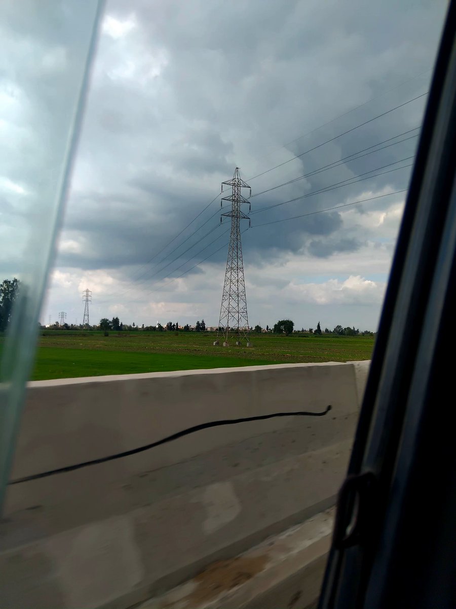 يُغالب دُنياه بالنظر للسماء..