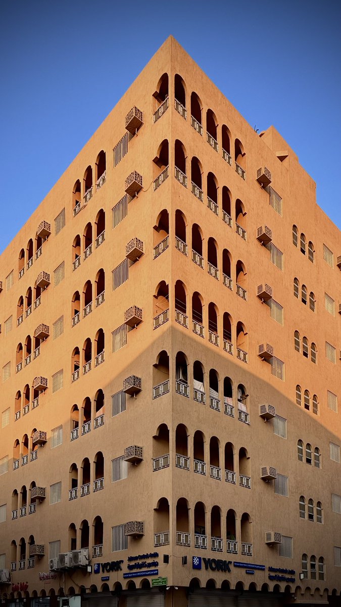 YasserNS's tweet photo. واجهات عماير الخبر الشمالية زمان مو بس حجر وأسمنت، كانت لوحة فنية مليانة تفاصيل
نقوش، أقواس، ظلال محسوبة، وفتحات ذكية تناسب مناخ الشرقية.
عمارة بسيطة بس راقية، وتعلمنا كيف الجمال يتناغم مع البيئة بدون تكلف

#الخبر #الخبر_الشمالية #عمارة_وعمران #عمارة https://t.co/uLKAxHBqTX