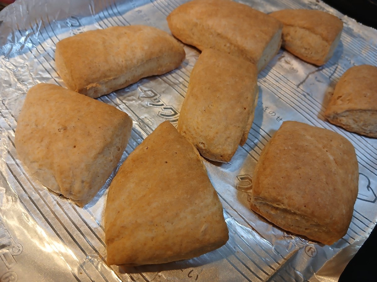 スコーンページ ペンが無いので仕方なく(？)ホットケーキミックスでスコーンをまた焼い