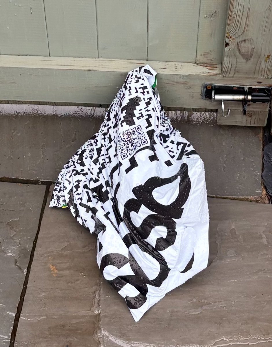 CMacSWFC's tweet image. Me: If I’m not in, please leave my parcel in the green bin.

Relay: we’ve thrown your parcel over your garden gate and left it in the rain as instructed.

Sound 👍