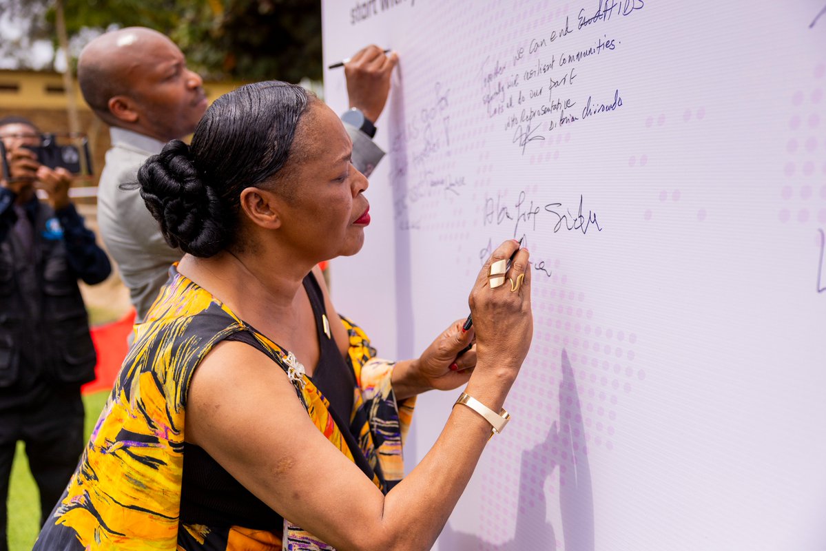 RBCRwanda's tweet image. Uyu munsi, Ikigo cy’Igihugu Gishinzwe Ubuzima hamwe n’abafatanyabikorwa bifatanije n’abatuye @Gasabo_District  mu kuzirikana Umunsi Mpuzamahanga wo Kurwanya SIDA. Ni igikorwa cyabereye mu Kigo Nderabuzima cya Kinyinya.

Ni umwanya wo kurebera hamwe ibyo u Rwanda rumaze kugeraho…