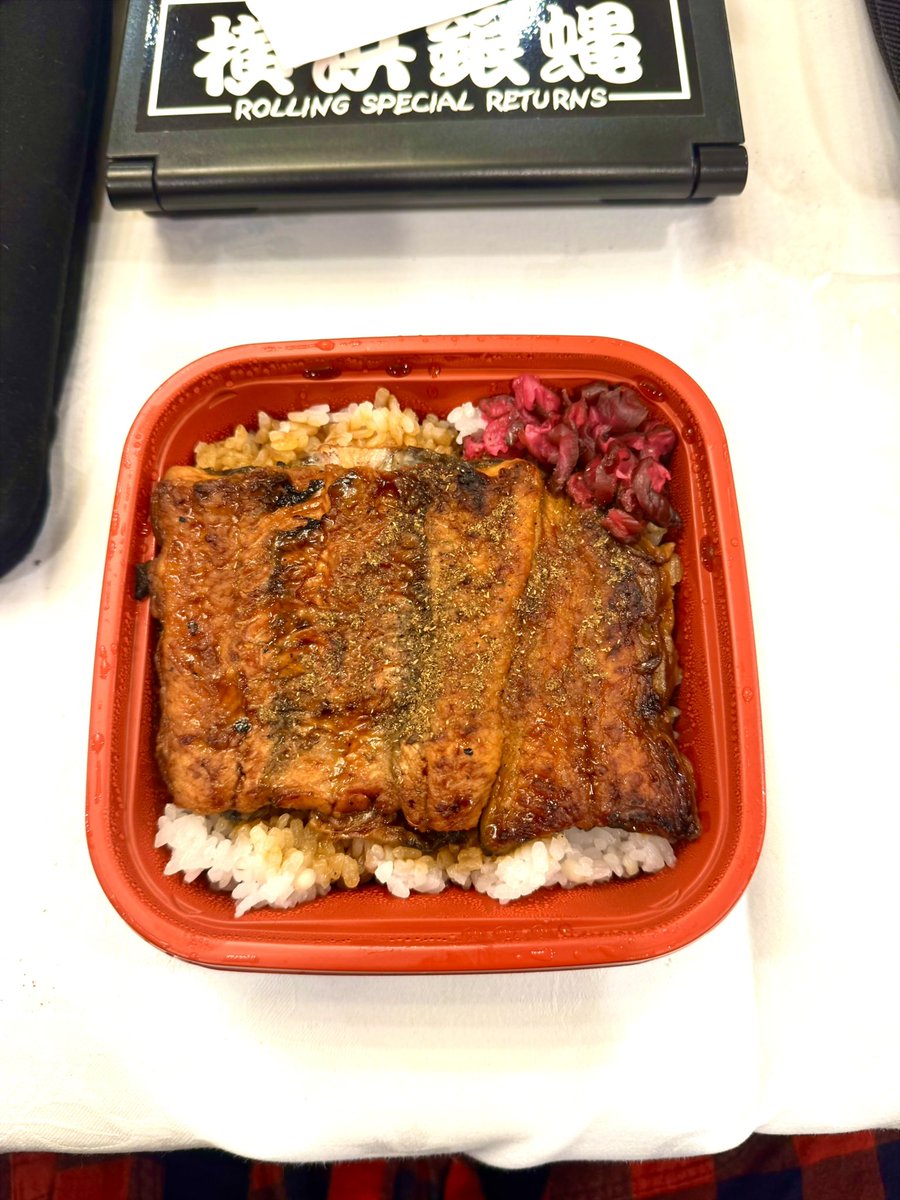 #宇都宮ホテルグランデ
ディナーショー
お疲れ様でしたー 
全国から参戦いただき
ありがとうございましたー！
#大餃列 さんでラーメンと餃子
の後に鰻　笑
お腹いっぱいの宇都宮でしたー
次はクリスマス、
ロックラシックでお会いしましょうー
#TCR横浜銀蝿RS
#嵐ヨシユキ
#サポメンドラマー
#atsushi