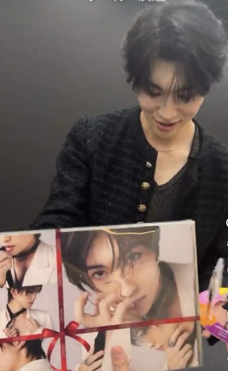 あっちゃんさ、嬉しそうな顔して着せ替えジャケで遊んでたけど、かなり