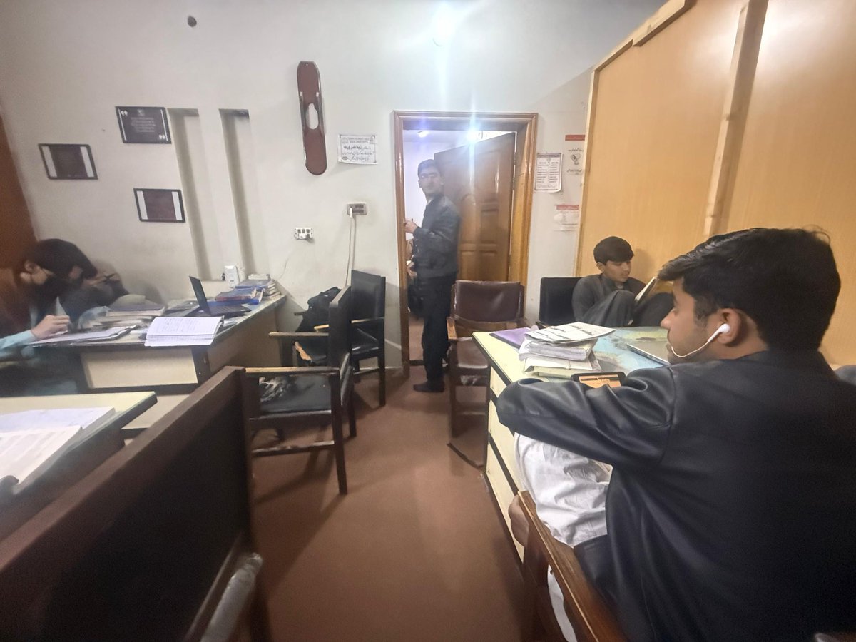 حقیقی طاقت اس وقت پیدا ہوتی ہے .
جب آپ ہجوم کی تقلید چھوڑ کر اپنی سوچ کا راستہ خود بناتے ہیں !"

زیادہ تر لوگ دنیا کو سادہ خانوں میں بانٹ دیتے ہیں ۔
 یہ اچھا ہے،
 یہ برا ہے۔ 
مگر نطشے 
کہتا ہے.
 کہ.
 یہ تقسیم انسان کی اصل صلاحیت کو محدود کر دیتی ہے۔ 
اصل میں دانش وہ ہے.👇