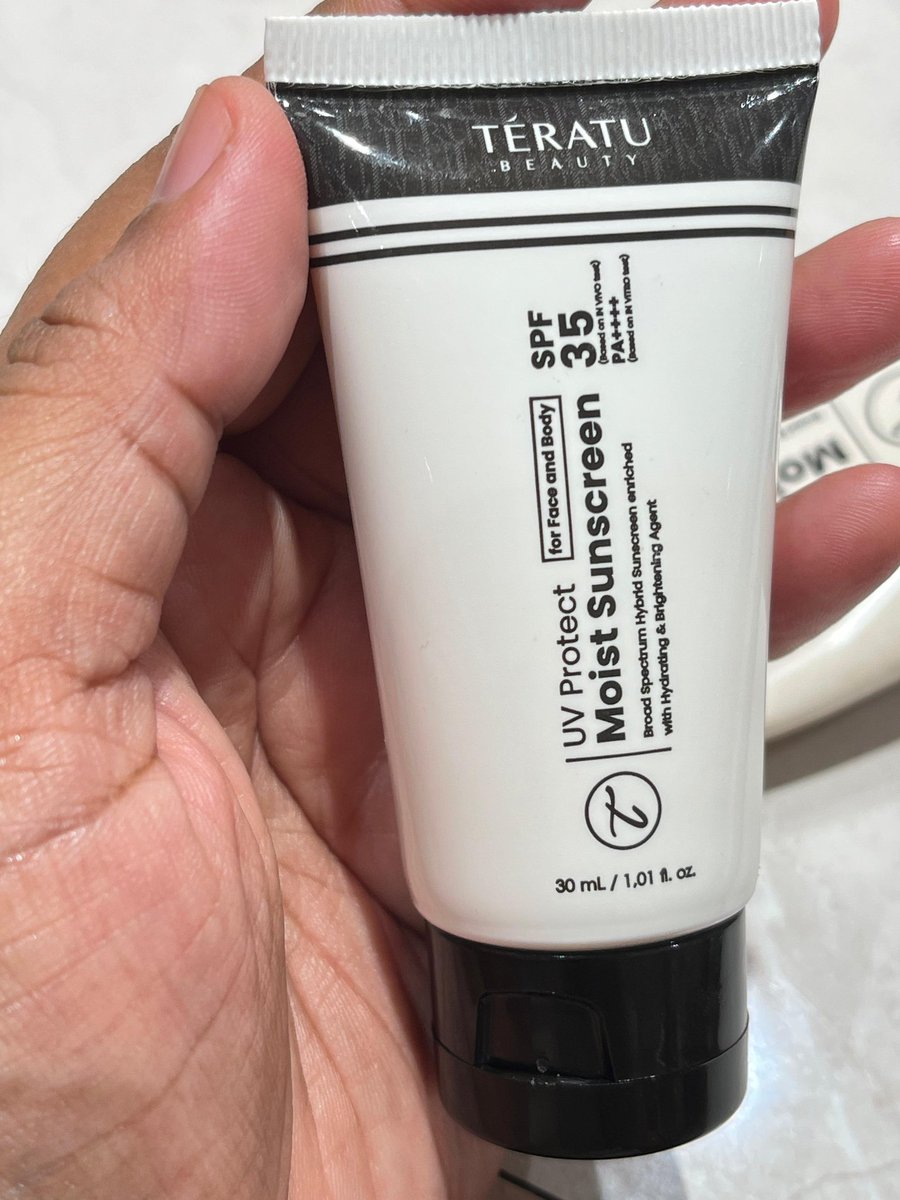 MOIST+SUNSCREEN= 2 IN 1= HEMAT. 
KEPAKAI BUAT DAILY. 

Finally repurchased my kesayangan gweh. Ada 3 size, kalau penasaran mau coba beli yg 30 ml dulu, travel size s.shopee.co.id/7zzPtHg35V

Sebelumnya punya yg tube 100 ml buat taruh di rumah, tube 30 ml buat bawa dalam tas👍