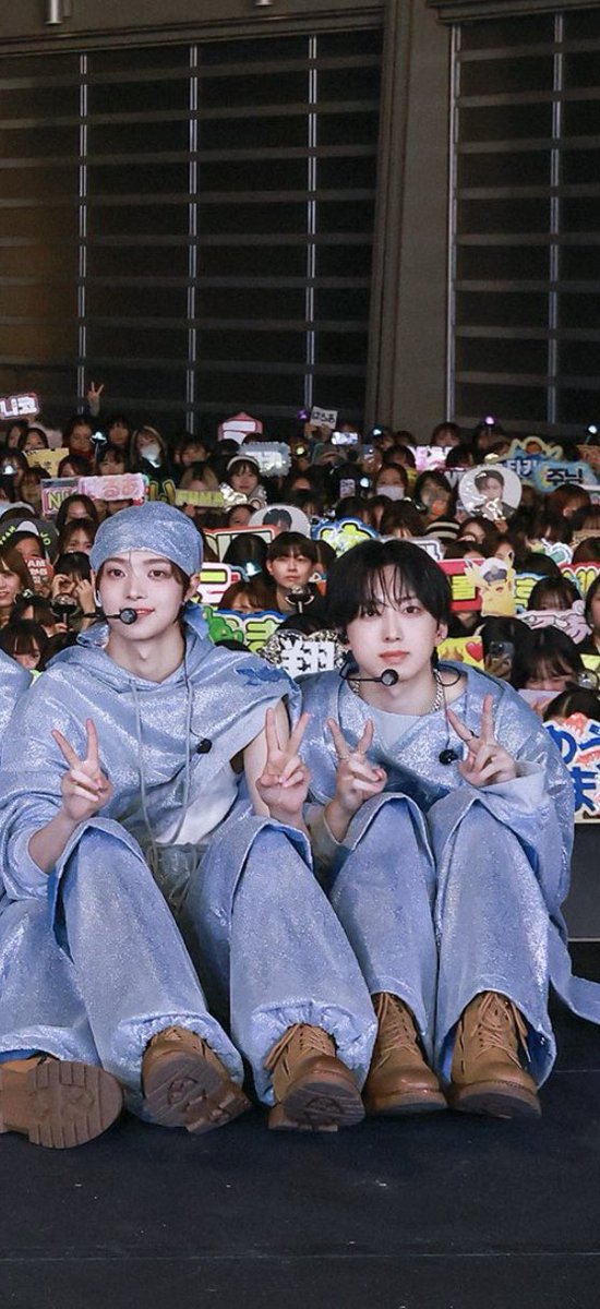 _yukiakarifuma's tweet image. fuma always looks so small next to ej 🥹