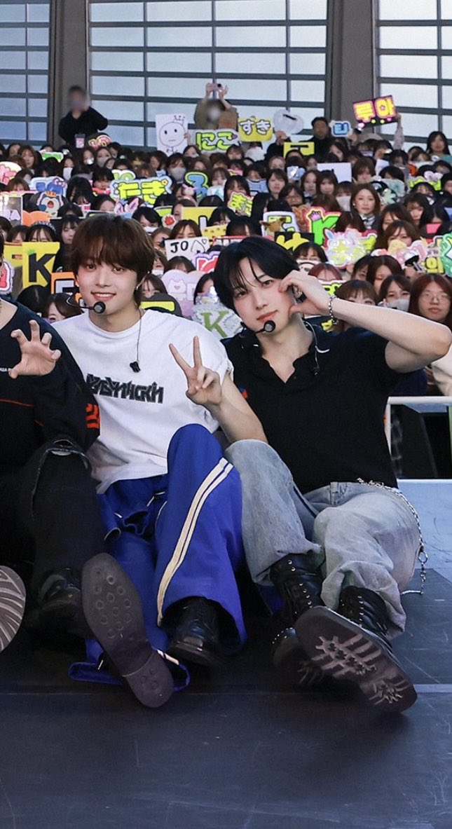 _yukiakarifuma's tweet image. fuma always looks so small next to ej 🥹