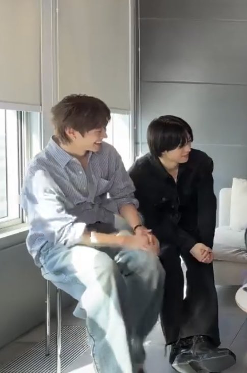 _yukiakarifuma's tweet image. fuma always looks so small next to ej 🥹