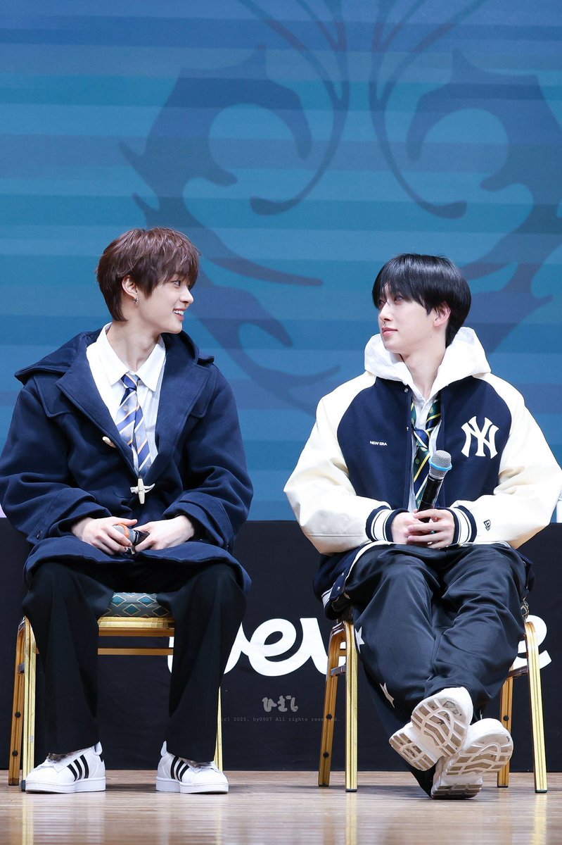 _yukiakarifuma's tweet image. fuma always looks so small next to ej 🥹