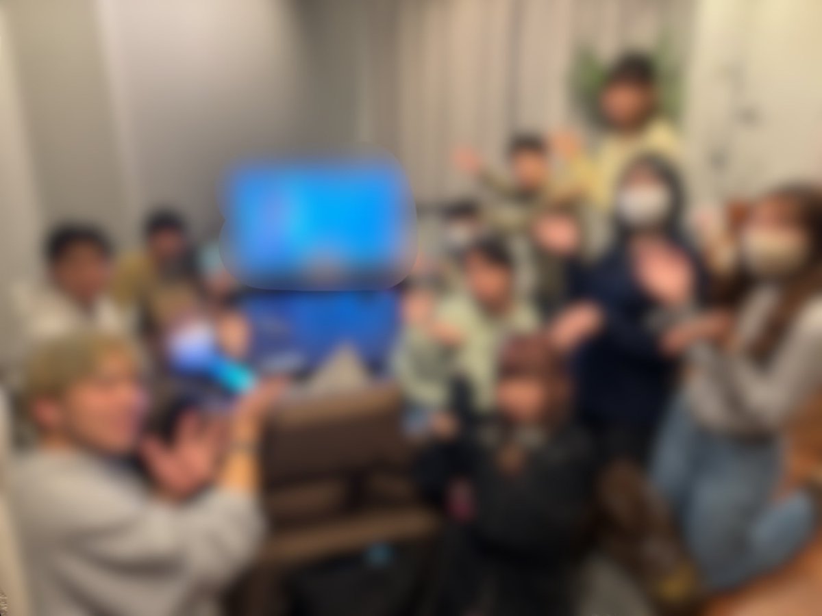 本日は西田汐里ちゃん、前田こころちゃんのバーイベ鑑賞会を行いました！

しおりんの｢一切合切 あなたに∮あ・げ・る♪｣こころちゃんの｢七分咲きのつづき｣でテンションが上がりました🔥

2人とも衣装もとっても可愛くて似合っていました😻
来年も楽しみです🩷🩵

 #BEYOOOOONDS  #東ハロ