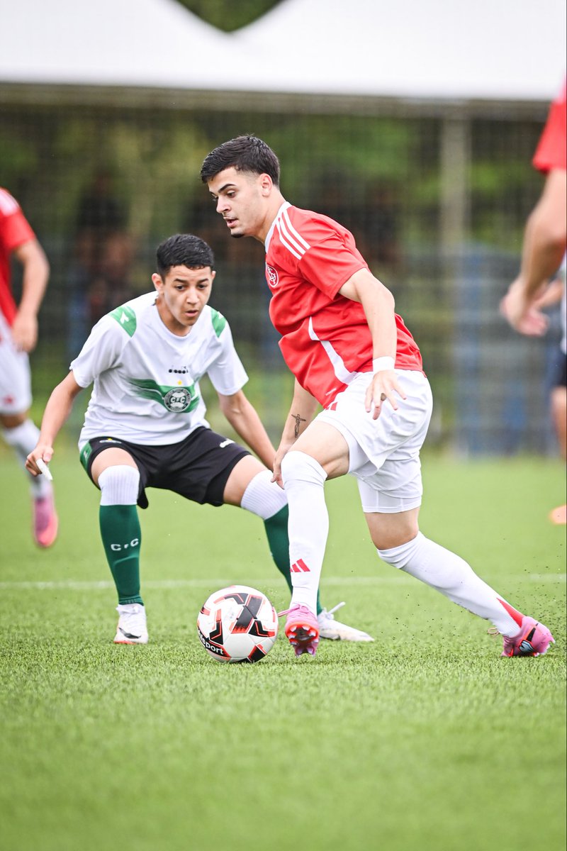 Celeiro_Ases's tweet photo. Vitória na estreia! 🇦🇹

O #CeleirodeAses estreou com vitória na Copa Limonta. A Sub-15 colorada venceu o Coritiba por 3x2 nesta segunda-feira, no CT do Barra. 🤩

Théo Brasil (2) e Davi Gabryel marcaram os gols do Celeiro. ⚽️

Na segunda rodada, o Inter enfrenta o Albion. 💪 https://t.co/HNvzcXUnnY