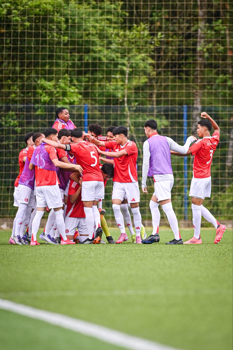 Celeiro_Ases's tweet photo. Vitória na estreia! 🇦🇹

O #CeleirodeAses estreou com vitória na Copa Limonta. A Sub-15 colorada venceu o Coritiba por 3x2 nesta segunda-feira, no CT do Barra. 🤩

Théo Brasil (2) e Davi Gabryel marcaram os gols do Celeiro. ⚽️

Na segunda rodada, o Inter enfrenta o Albion. 💪 https://t.co/HNvzcXUnnY