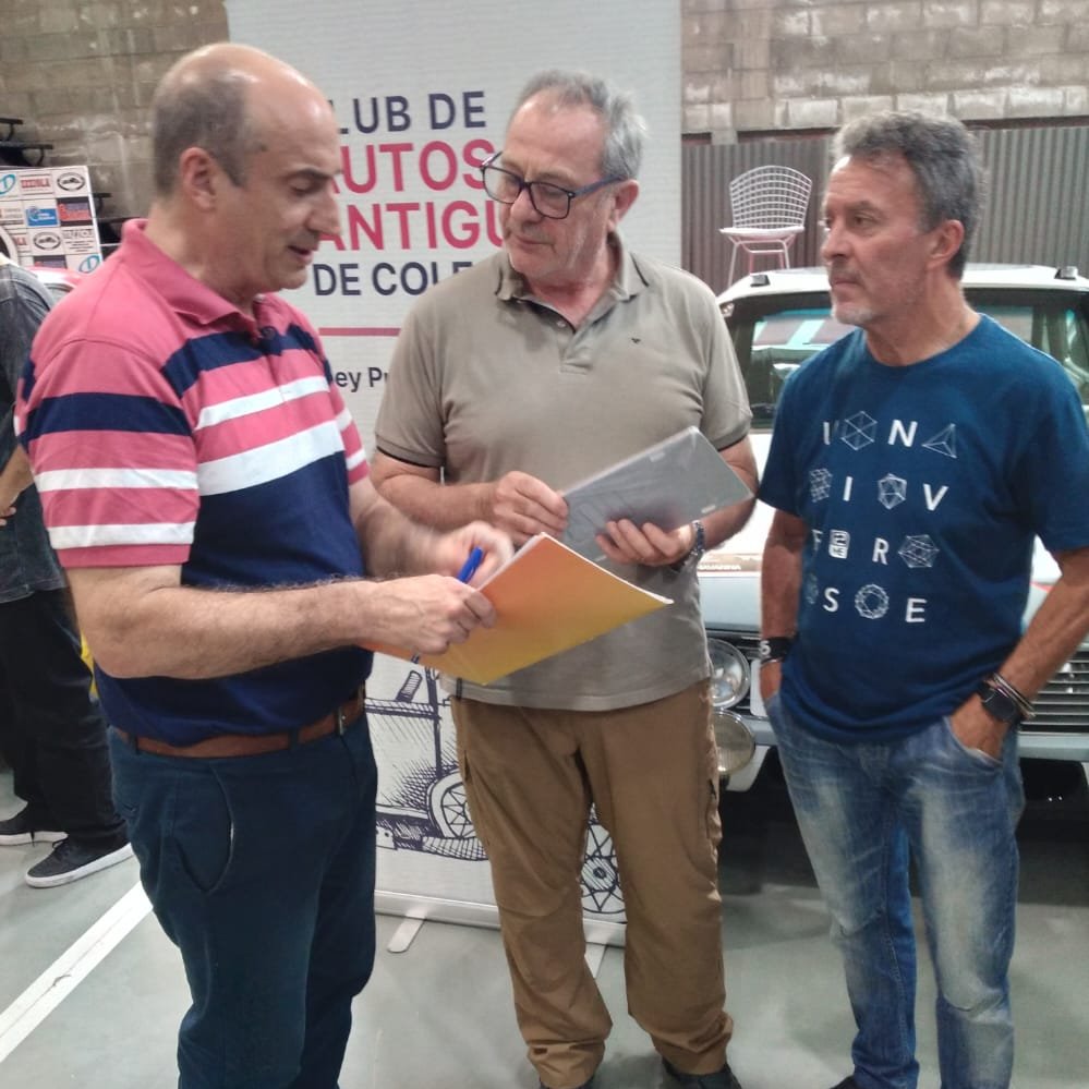 RedSegVial's tweet photo. #Casilda
🚗Nos reunimos en el Museo del Automóvil con propietarios de vehículos antiguos para avanzar en la gestión que les permita obtener su chapa patente y circular por la vía pública.

🤝✅Además, entregamos nuevas patentes a quienes  aprobaron el proceso de verificación. https://t.co/OsxUfE47Eo