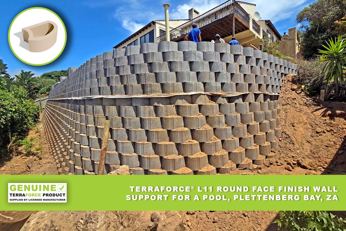 TerraforceZA's tweet image. Terraforce® L11 pool project in #PlettenbergBay! 🏊‍♂️ Love the innovative maintenance stairs built right into the retaining wall - turning blocks flat-face forward creates a beautifully feathered staircase. Expert install by Gavin Marais Paving. #PoolDesign #RetainingWall