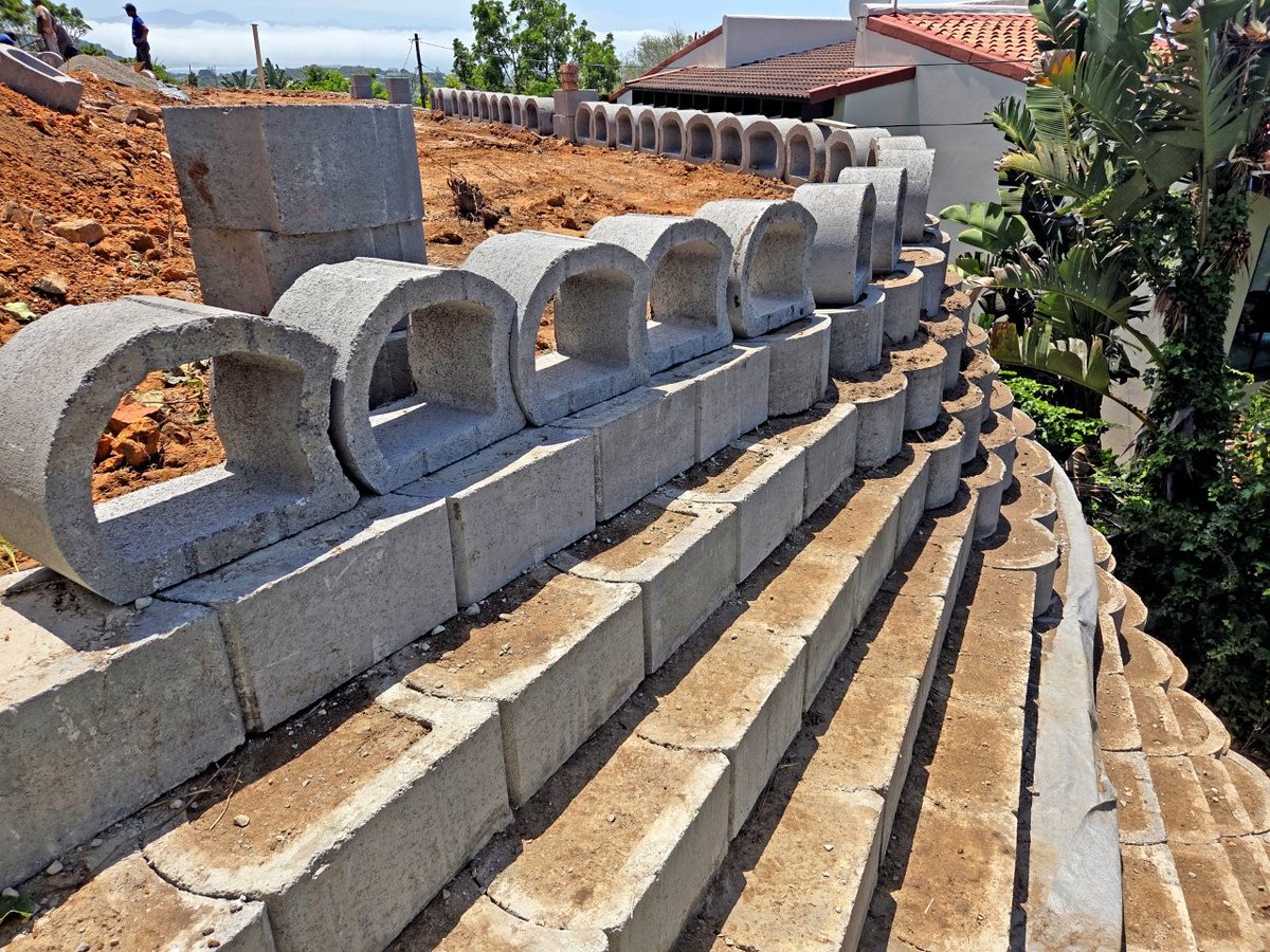 TerraforceZA's tweet image. Terraforce® L11 pool project in #PlettenbergBay! 🏊‍♂️ Love the innovative maintenance stairs built right into the retaining wall - turning blocks flat-face forward creates a beautifully feathered staircase. Expert install by Gavin Marais Paving. #PoolDesign #RetainingWall