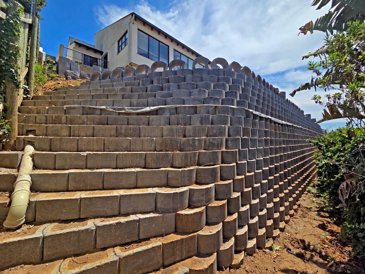 TerraforceZA's tweet image. Terraforce® L11 pool project in #PlettenbergBay! 🏊‍♂️ Love the innovative maintenance stairs built right into the retaining wall - turning blocks flat-face forward creates a beautifully feathered staircase. Expert install by Gavin Marais Paving. #PoolDesign #RetainingWall