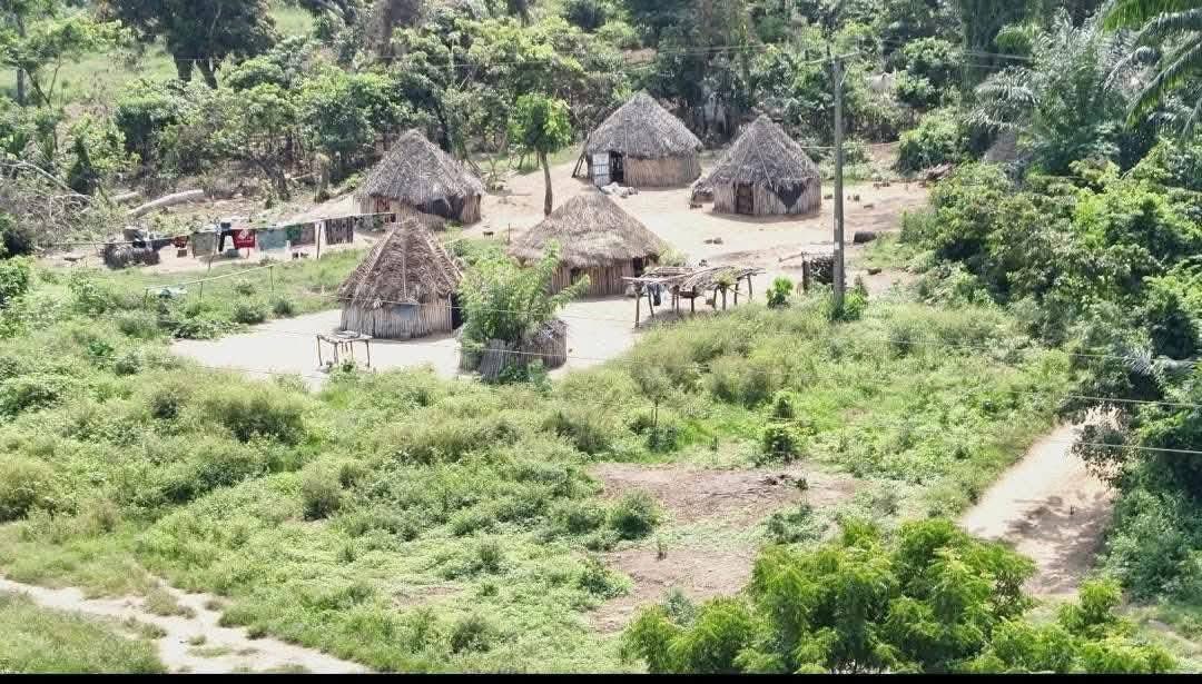 OzorNdiOzor's tweet image. Barely 24 hours ago, 6 real estate marketers from a Lagos-based firm (Residency Real Estate Ltd) were kidnapped in broad daylight while inspecting land at Oyebola Village, Mokoloki, Obafemi-Owode LGA, Ogun State. The victims include four men and two women. Gunmen emerged from the…