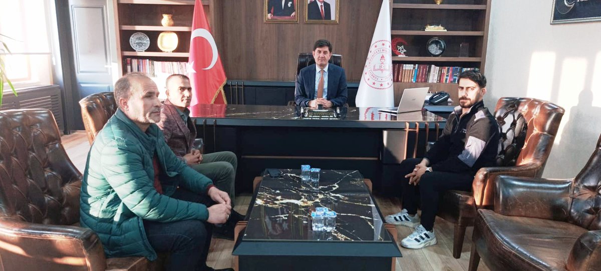 Türkiye Kantinciler Platformu Mardin İl Başkanı Nizam Çelik ve yönetim kurulu üyeleri, İl Millî Eğitim Müdürümüz Sayın Ali Eyyüpkoca’yı ziyaret ederek kantin hizmetlerine yönelik kapsamlı değerlendirmelerde bulundular.
Görüşmede; okul kantinlerinde sağlıklı beslenmenin teşviki,