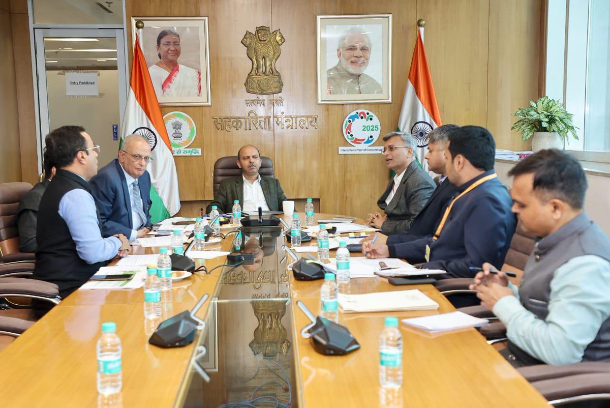 MinOfCooperatn's tweet image. Dr. Ashish Kumar Bhutani, Secretary, Ministry of Cooperation, chaired a review meeting on 1st December 2025 at Atal Akshay Urja Bhawan, New Delhi, to review IFFCO-TOKIO’s progress in cooperative onboarding and its business expansion efforts.

The discussions emphasized the need…