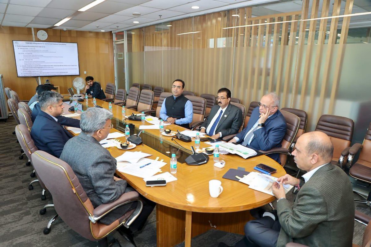 MinOfCooperatn's tweet image. Dr. Ashish Kumar Bhutani, Secretary, Ministry of Cooperation, chaired a review meeting on 1st December 2025 at Atal Akshay Urja Bhawan, New Delhi, to review IFFCO-TOKIO’s progress in cooperative onboarding and its business expansion efforts.

The discussions emphasized the need…